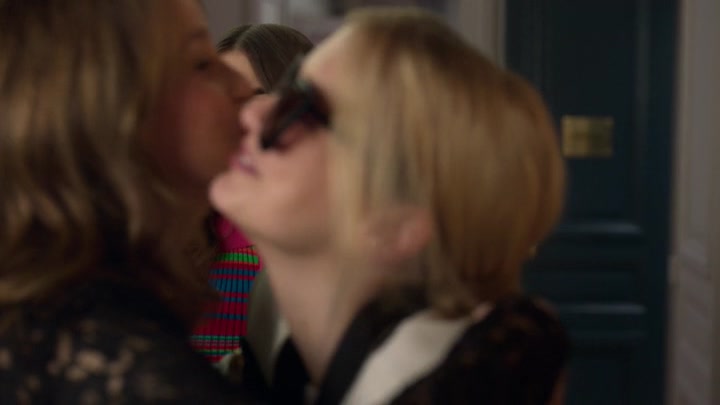 Emily_in_Paris_S02E01_WEBRip_x264-ION10_0617.jpg
