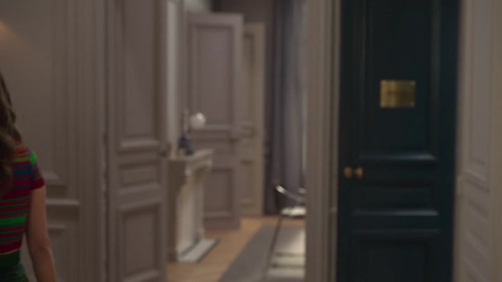 Emily_in_Paris_S02E01_WEBRip_x264-ION10_0651.jpg