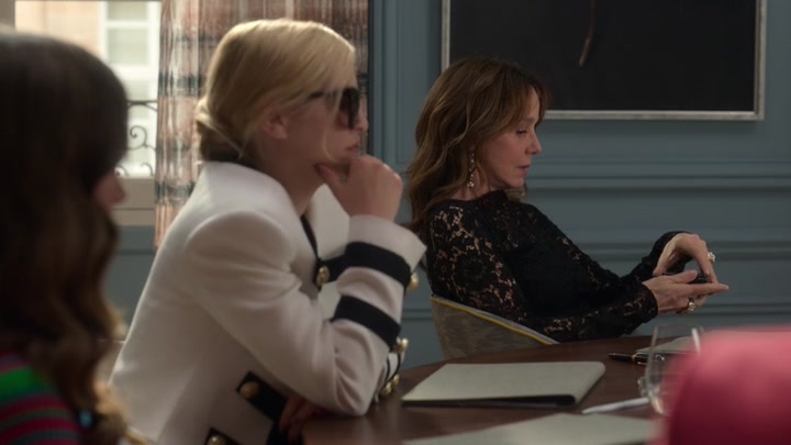 Emily_in_Paris_S02E01_WEBRip_x264-ION10_0703.jpg