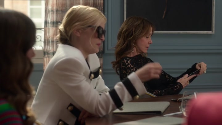Emily_in_Paris_S02E01_WEBRip_x264-ION10_0704.jpg