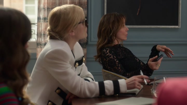 Emily_in_Paris_S02E01_WEBRip_x264-ION10_0716.jpg