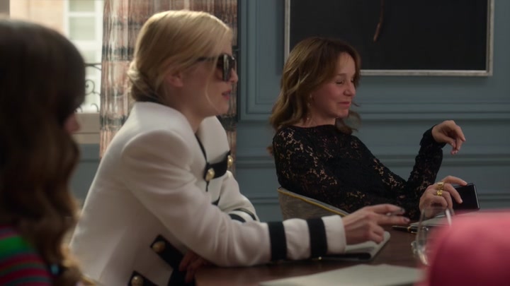 Emily_in_Paris_S02E01_WEBRip_x264-ION10_0722.jpg