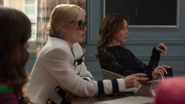 Emily_in_Paris_S02E01_WEBRip_x264-ION10_0723.jpg