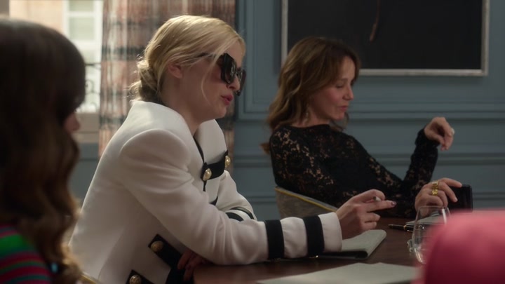 Emily_in_Paris_S02E01_WEBRip_x264-ION10_0724.jpg