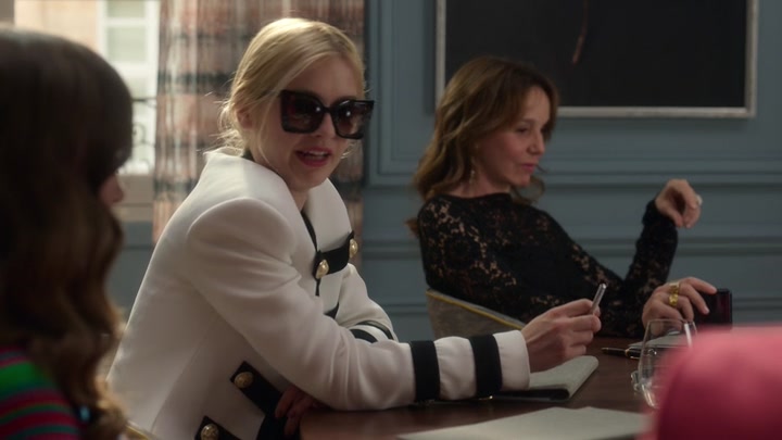 Emily_in_Paris_S02E01_WEBRip_x264-ION10_0725.jpg