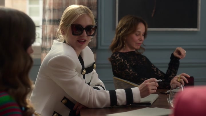 Emily_in_Paris_S02E01_WEBRip_x264-ION10_0726.jpg