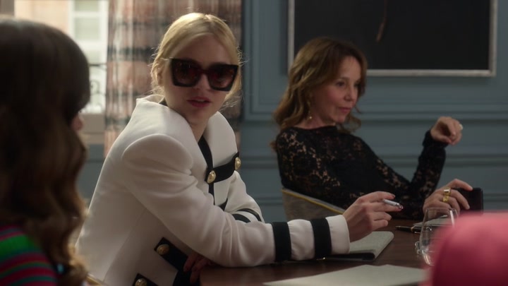 Emily_in_Paris_S02E01_WEBRip_x264-ION10_0727.jpg