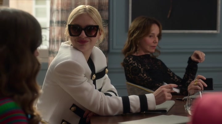 Emily_in_Paris_S02E01_WEBRip_x264-ION10_0729.jpg