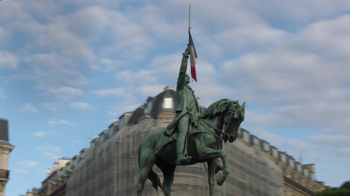 Emily_in_Paris_S02E01_WEBRip_x264-ION10_0752.jpg