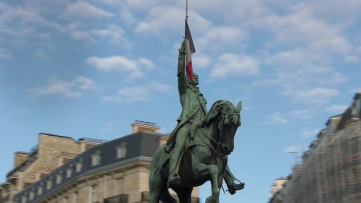 Emily_in_Paris_S02E01_WEBRip_x264-ION10_0754.jpg