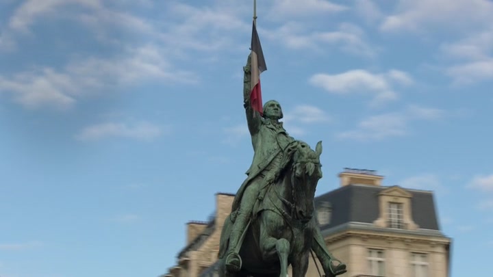 Emily_in_Paris_S02E01_WEBRip_x264-ION10_0755.jpg