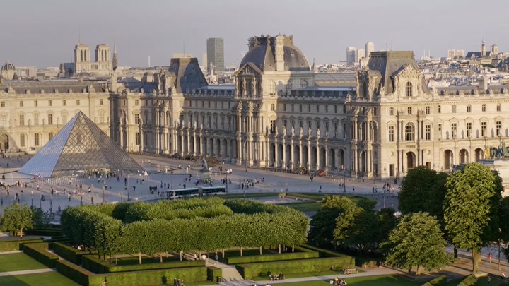 Emily_in_Paris_S02E01_WEBRip_x264-ION10_0756.jpg