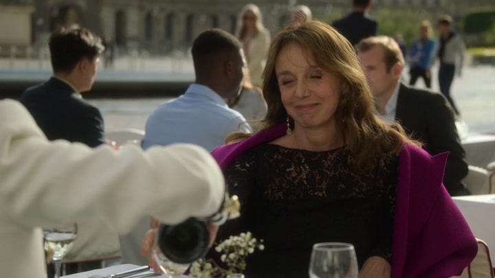 Emily_in_Paris_S02E01_WEBRip_x264-ION10_0759.jpg