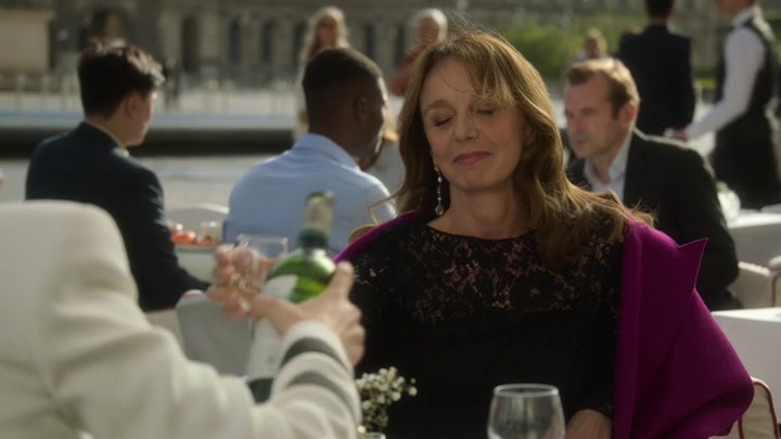 Emily_in_Paris_S02E01_WEBRip_x264-ION10_0761.jpg