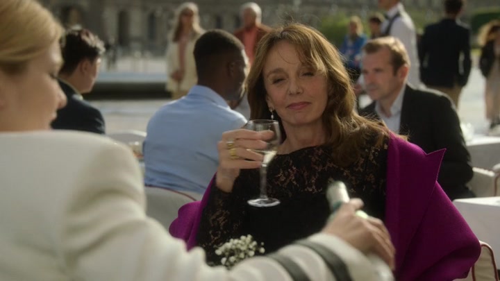 Emily_in_Paris_S02E01_WEBRip_x264-ION10_0762.jpg