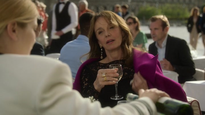 Emily_in_Paris_S02E01_WEBRip_x264-ION10_0765.jpg