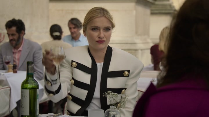 Emily_in_Paris_S02E01_WEBRip_x264-ION10_0776.jpg