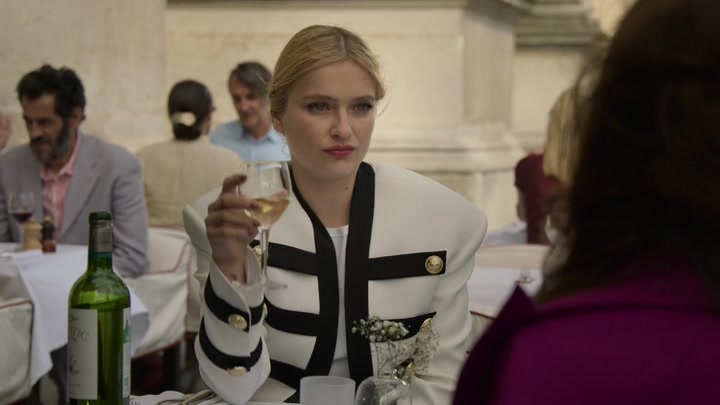 Emily_in_Paris_S02E01_WEBRip_x264-ION10_0777.jpg