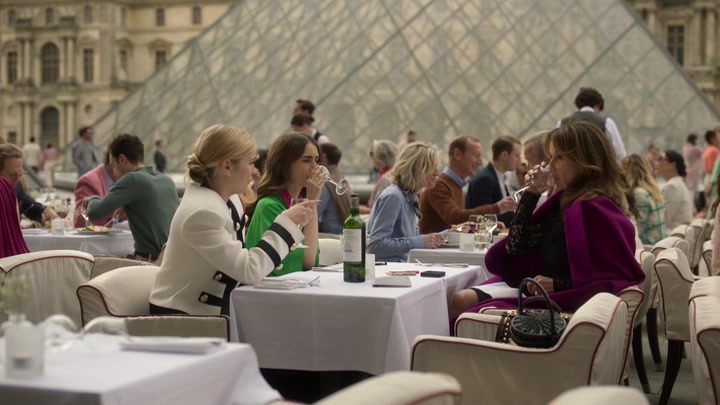Emily_in_Paris_S02E01_WEBRip_x264-ION10_0788.jpg