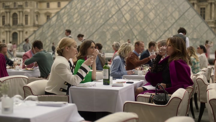 Emily_in_Paris_S02E01_WEBRip_x264-ION10_0789.jpg