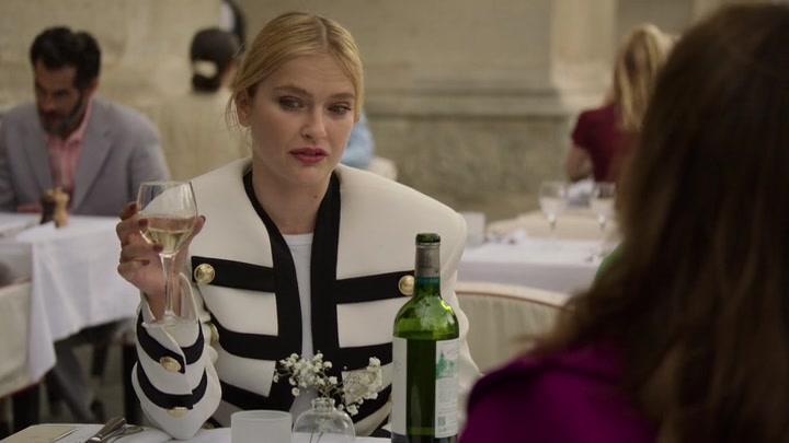 Emily_in_Paris_S02E01_WEBRip_x264-ION10_0793.jpg