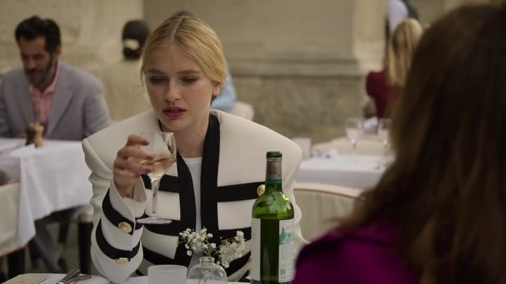 Emily_in_Paris_S02E01_WEBRip_x264-ION10_0794.jpg