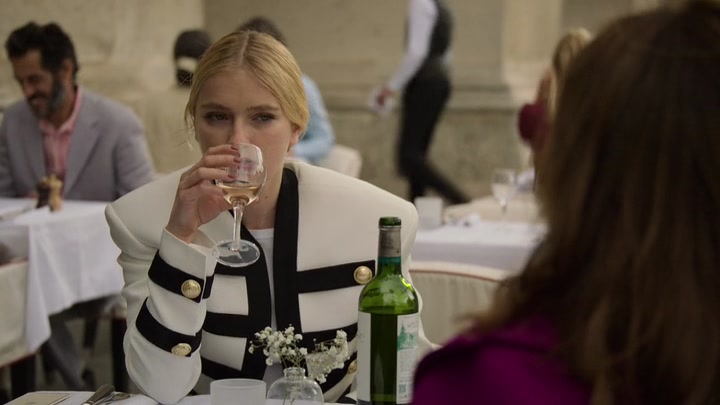 Emily_in_Paris_S02E01_WEBRip_x264-ION10_0795.jpg
