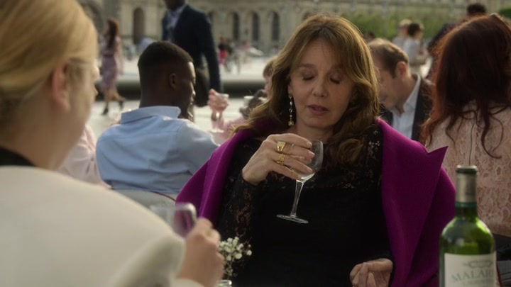 Emily_in_Paris_S02E01_WEBRip_x264-ION10_0796.jpg