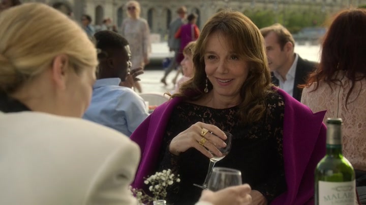 Emily_in_Paris_S02E01_WEBRip_x264-ION10_0806.jpg