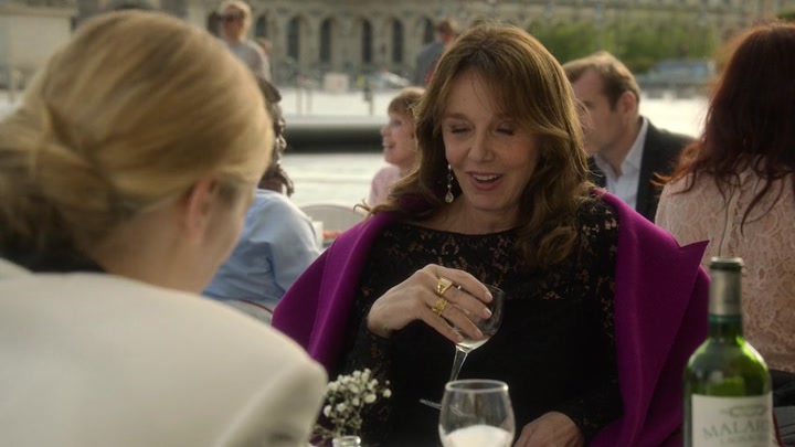 Emily_in_Paris_S02E01_WEBRip_x264-ION10_0807.jpg