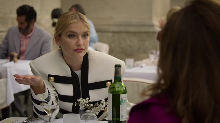 Emily_in_Paris_S02E01_WEBRip_x264-ION10_0812.jpg