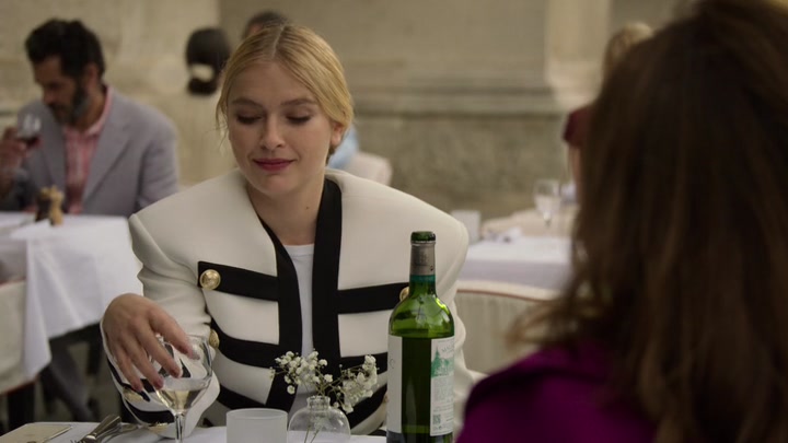 Emily_in_Paris_S02E01_WEBRip_x264-ION10_0815.jpg