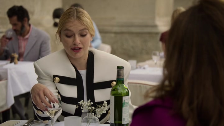 Emily_in_Paris_S02E01_WEBRip_x264-ION10_0816.jpg