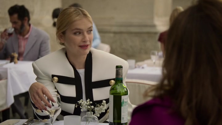 Emily_in_Paris_S02E01_WEBRip_x264-ION10_0817.jpg