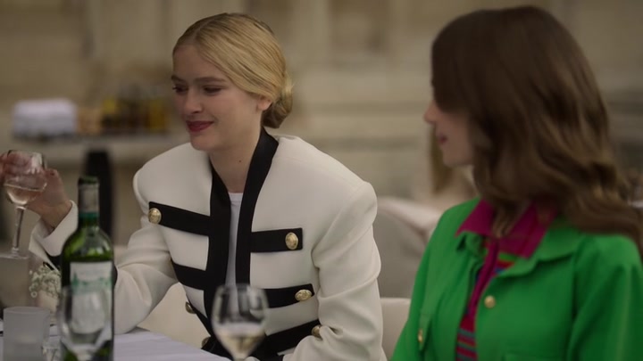 Emily_in_Paris_S02E01_WEBRip_x264-ION10_0820.jpg
