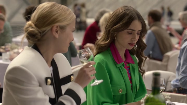 Emily_in_Paris_S02E01_WEBRip_x264-ION10_0823.jpg