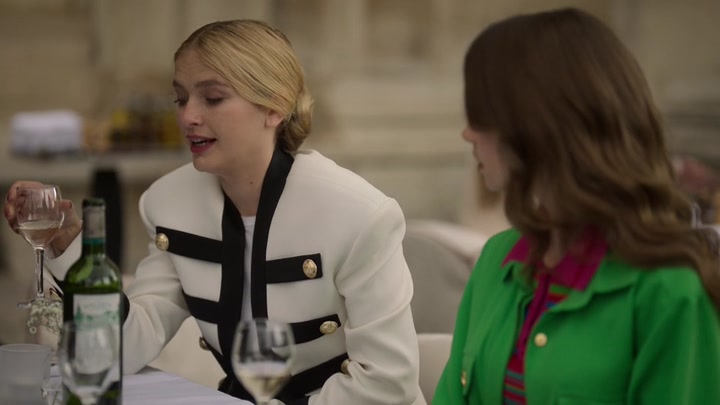 Emily_in_Paris_S02E01_WEBRip_x264-ION10_0828.jpg