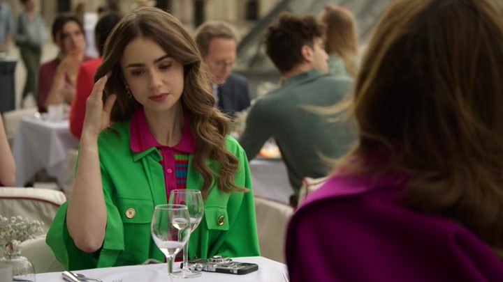 Emily_in_Paris_S02E01_WEBRip_x264-ION10_0858.jpg