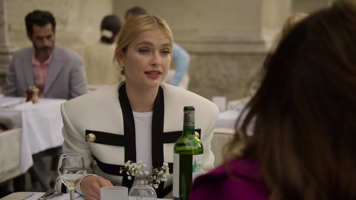 Emily_in_Paris_S02E01_WEBRip_x264-ION10_0862.jpg
