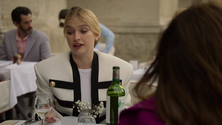 Emily_in_Paris_S02E01_WEBRip_x264-ION10_0864.jpg
