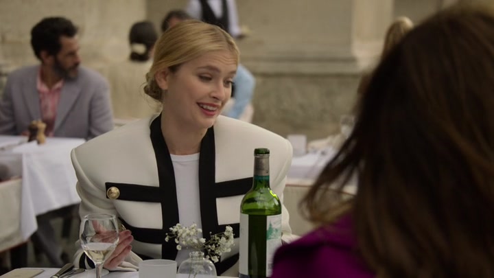 Emily_in_Paris_S02E01_WEBRip_x264-ION10_0866.jpg