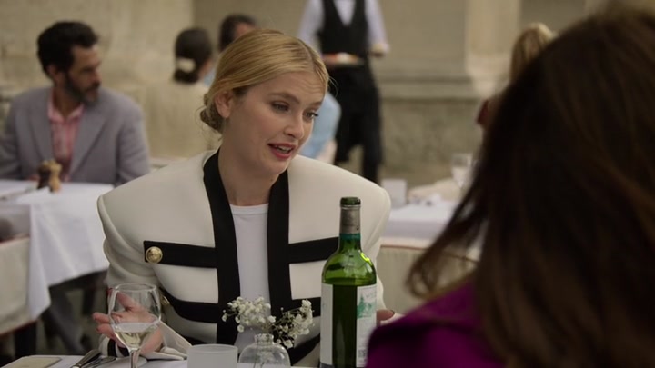 Emily_in_Paris_S02E01_WEBRip_x264-ION10_0867.jpg