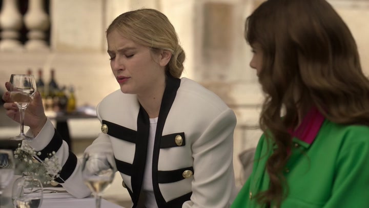 Emily_in_Paris_S02E01_WEBRip_x264-ION10_0890.jpg