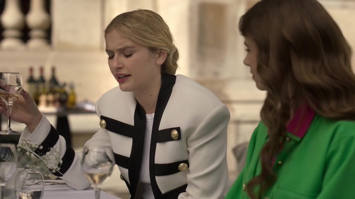 Emily_in_Paris_S02E01_WEBRip_x264-ION10_0893.jpg