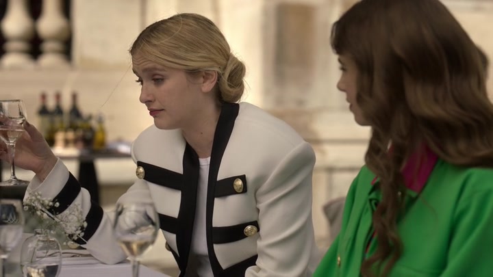 Emily_in_Paris_S02E01_WEBRip_x264-ION10_0897.jpg