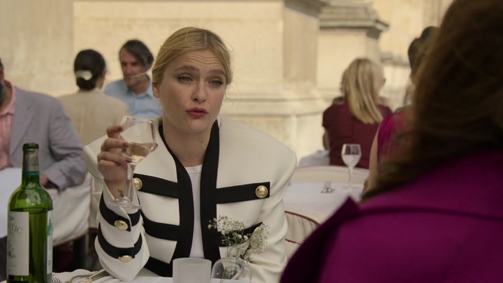 Emily_in_Paris_S02E01_WEBRip_x264-ION10_0899.jpg