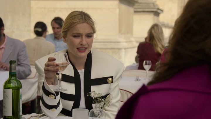 Emily_in_Paris_S02E01_WEBRip_x264-ION10_0912.jpg