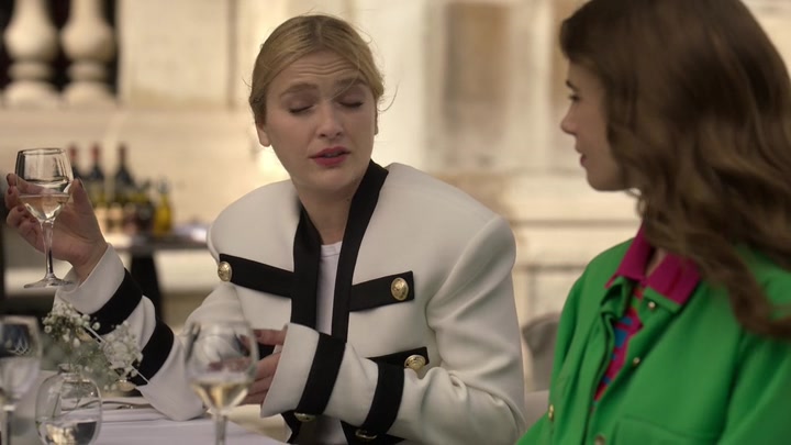 Emily_in_Paris_S02E01_WEBRip_x264-ION10_0919.jpg