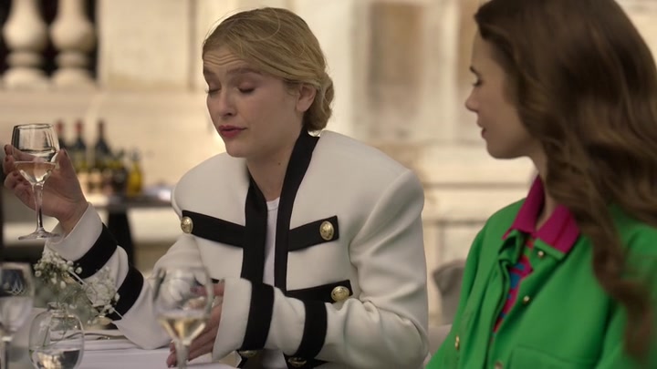 Emily_in_Paris_S02E01_WEBRip_x264-ION10_0920.jpg