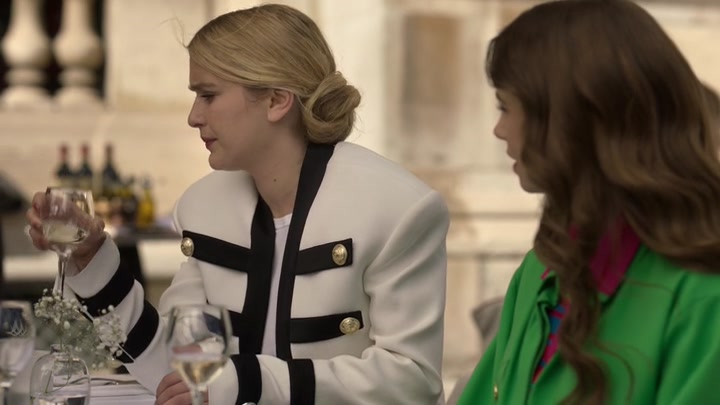 Emily_in_Paris_S02E01_WEBRip_x264-ION10_0935.jpg